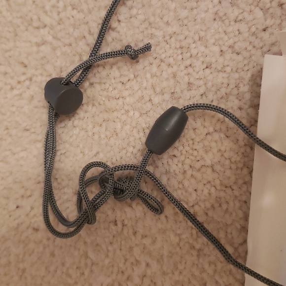 O2Cool Misting Necklace Fan in Pink takes 2 AAA Batteries not included - Picture 4 of 6